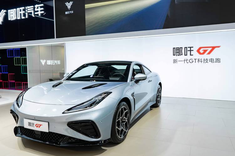 深圳78哪吒汽车在智能汽车领域的表现，领途汽车在新能源汽车市场中的影响力